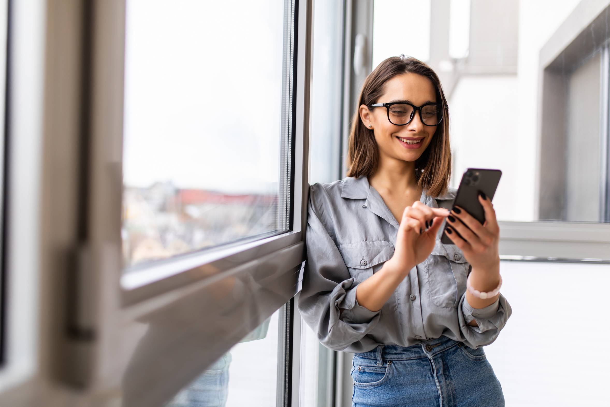A woman reading a visit update on her phone